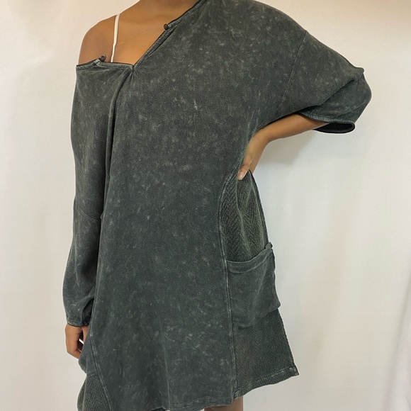 **BRAND NEW** Women’s oversized dress - Picture 3 of 9